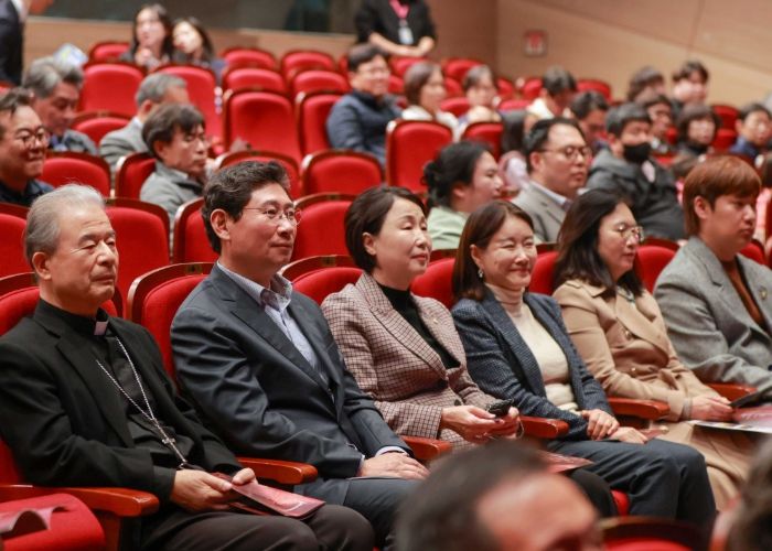 이상일 용인특례시장은 14일 저녁 처인구 김량장동 용인문예회관 처인홀에서 김대건 신부 시성 40주년을 기념해 상연한 창작 뮤지컬 ‘김대건’을 관람했다.