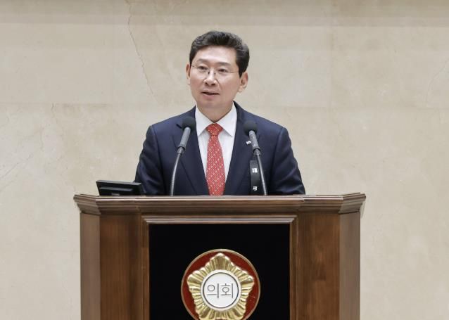 이상일 용인특례시장이 18일 용인특례시의회 제288회 정례회의 시정연설을 통해 시정운영 방향을 밝히고 있다