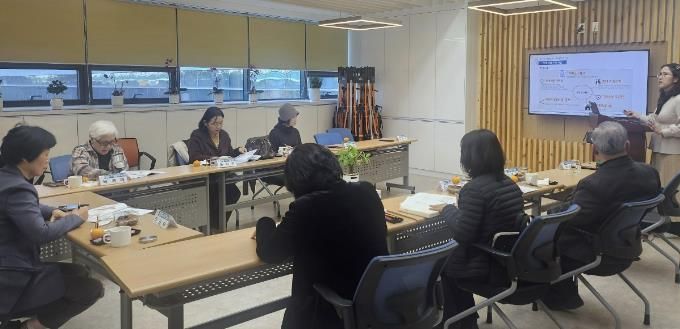 광명시 치매안심센터는 지난 18일 센터 내 기품쉼터에서 치매관리 사업의 효율적 운영을 위한 ‘치매관리지역사회협의체 회의’를 개최했다.