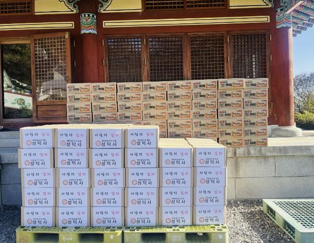 안성시 성덕사, 김장철 맞아 직접 담근 김치와 라면 기부
