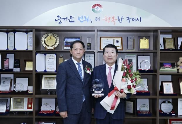 이재준 경기도주식회사 대표이사(왼쪽)가 백경현 구리시장(오른쪽)에게 감사패를 전달하였다.