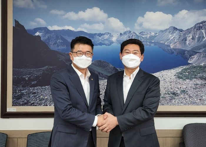 이상일 용인특례시장이 2022년 7월 15일 장상윤 교육부 차관과 회동해 교육부의 적극 지원을 부탁하고 기념촬영을 하고 있다.