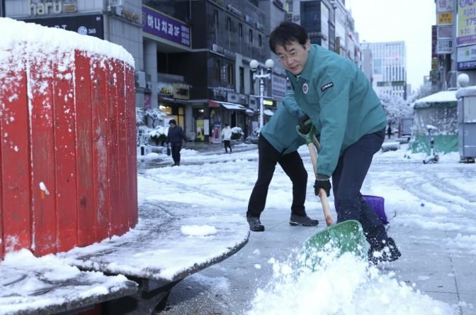 지난 27일 제설 작업에 참여한 이동환 고양특례시장