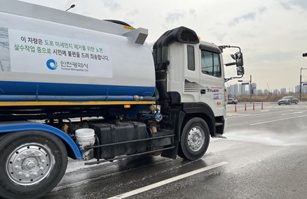 도로먼지 제거를 위한 살수차 및 분진흡입차 운영 사진