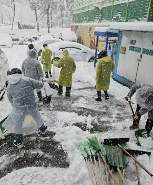 제설작업중인 직원들