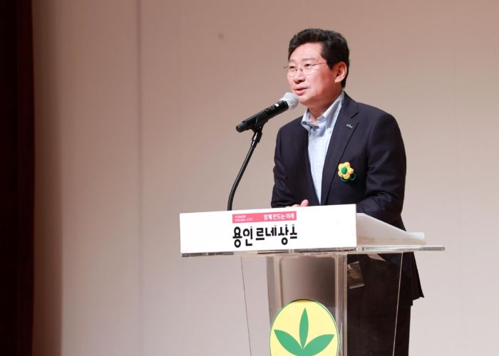 이상일 용인특례시장이 6일 시청 에이스홀에서 열린 2024 용인시 새마을지도자 대회에서 인사말을 하고 있다
