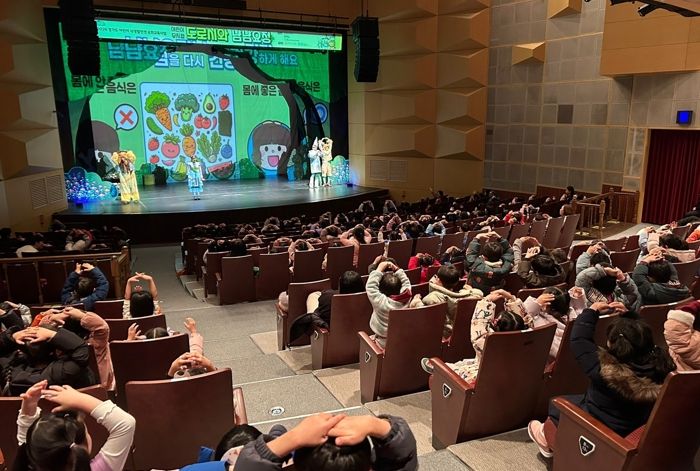 용인특례시는 지난 3일부터 5일까지 문화예술원 마루홀에서 어린이들의 올바른 식습관 형성을 돕는 뮤지컬 ‘도로시와 냠냠요정’을 상연했다.