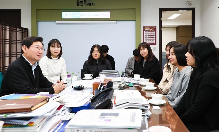 이상일 용인특례시장이 지난 6일 시장실에서 기흥교육문화발전추진위원회 회원들과 기흥역세권 중학교 설립을 논의하는 간담회를 가졌다.