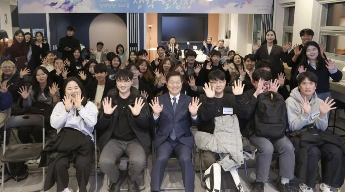 박승원 광명시장이 지난 11월 29일 제2청년동 청춘곳간에서 열린 '2024년 광명시 청년정책 워크숍-생각 펼침장' 참석자들과 기념사진을 촬영하는 모습