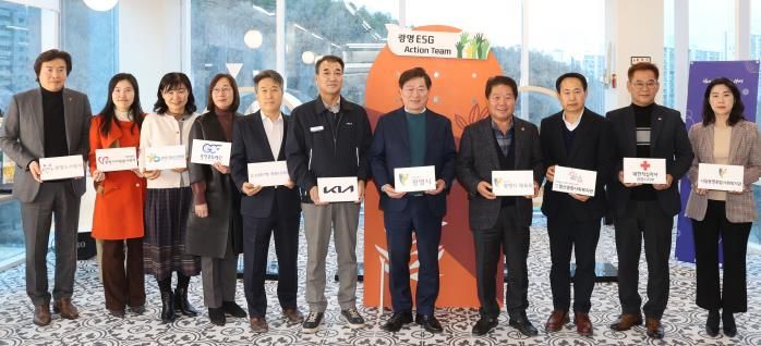 왼쪽부터 서일동 광명도시공사 사장, 김태연 (재)광명시자원봉사센터 팀장, 박성숙 광명시청소년재단 대표이사, 어연선 광명문화재단 대표이사, 송해경 NH농협은행 광명시지부장, 강동원 기아 AutoLand광명 공장장, 박승원 광명시장, 유상기 광명시체육회장, 김영선 철산종합사회복지관장, 이광수 대한적십자사 광명시지부 회장, 최효정 광명종합사회복지관장.