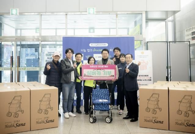조성대 의장이 공무직 노동조합 조합원들 등 관계자들과 함께 기념촬영을 하고 있다.