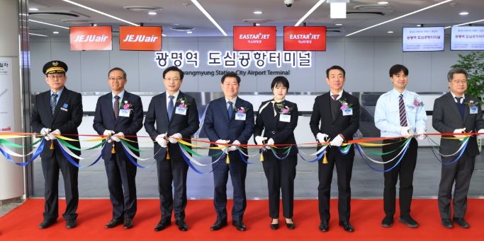 사진 왼쪽부터 김진섭 KTX광명역장, 조중석 이스타항공 대표이사, 김이배 제주항공 대표이사, 박승원 광명시장, 임진희 체크인 담당 직원, 한문희 코레일 사장, 이승하 보안 검색 직원, 김영국 국토교통부 항공정책관.
