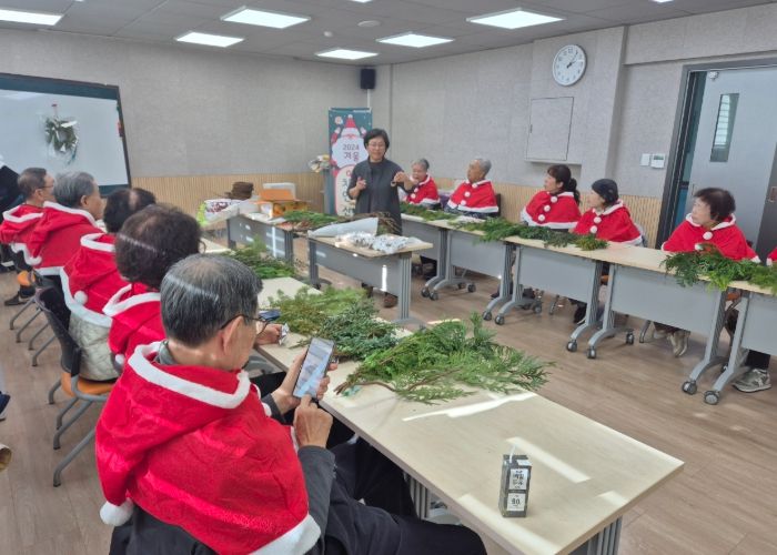치매 어르신을 위한 크리스마스 미니트리와 리스 만들기 교육
