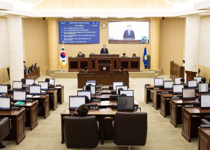 제294회 안산시의회 제2차 정례회가 18일 제3차 본회의를 끝으로 폐회했다. 사진은 이날 본회의 중 한 장면.