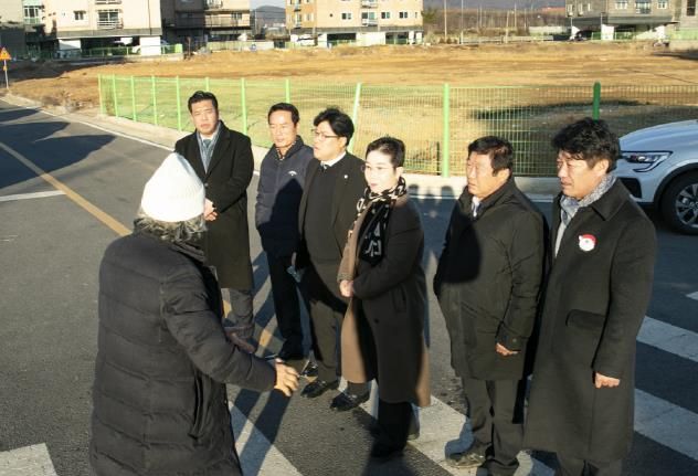 화성시의회 도시건설위원회에서 민원인의 말을 경청하고 있다.