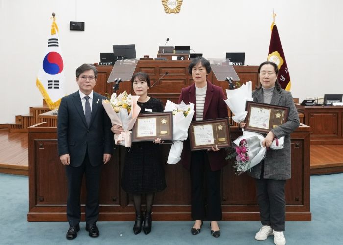 하남시의회 금광연 의장이 12월 19일 제336회 제2차 정례회 제3차 본회의에서 ‘2024년 4분기 우수공무원’ 시상식 후 수상자들과 기념사진을 찍고 있다. (사진_하남시의회 제공)