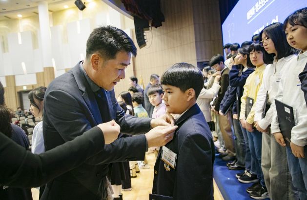 의원 뱃지 수여 중인 배정수 의장