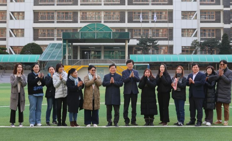 박승원 광명시장(사진 왼쪽에서 일곱 번째)이 지난 20일 광명중학교를 방문해 학교 관계자, 학부모들과 기념사진을 촬영하고 있다.