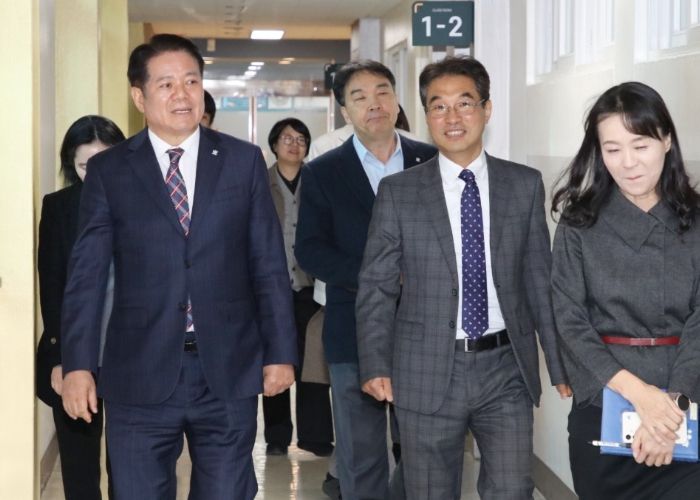 최대호 안양시장은 지난 3일 안양여자고등학교에 방문해 고교학점제 준비상황 등 현장 의견을 청취했다