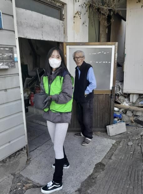 경기북부보훈지청, 뷰티인플루언서 봉선아와 함께 재가대상자에 연탄 전달