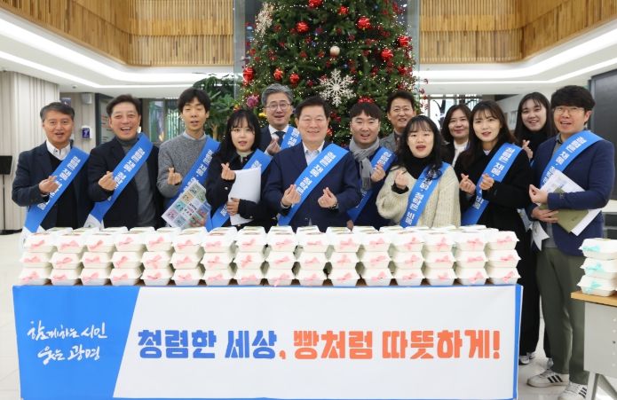 박승원 광명시장(사진 가운데) 26일 오전 시청 로비에서 열린 '청렴빵 나눔' 행사에 참석해 직원들과 기념사진을 촬영하고 있다.
