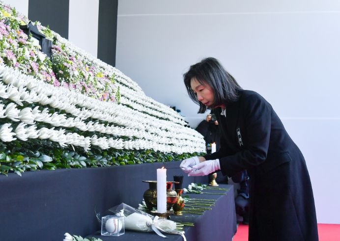제주항공 여객기 사고 희생자 합동분향 중인 최호정 의장