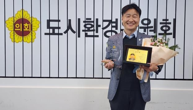 경기도의회 김태희 의원, 책임 있는 의정활동으로 '우수의정대상'과 '의정발전 감사패' 동시 수상