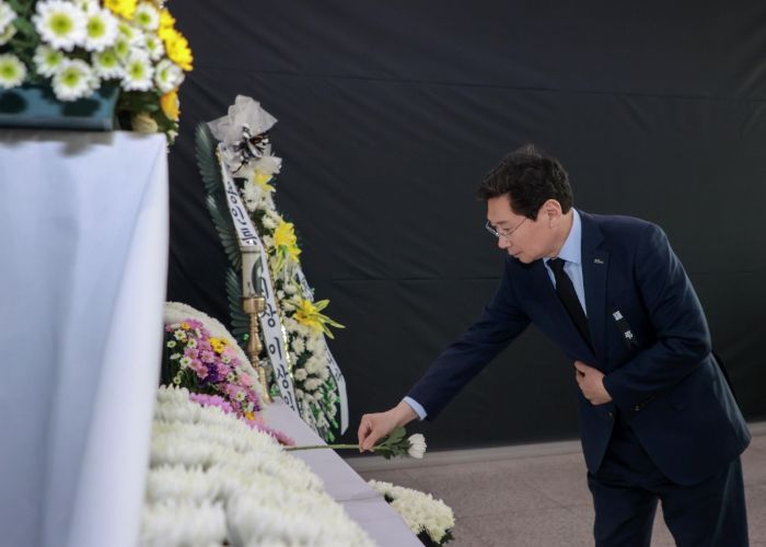 31일 이상일 용인특례시장이 분향소를 찾아 조문하고 있다