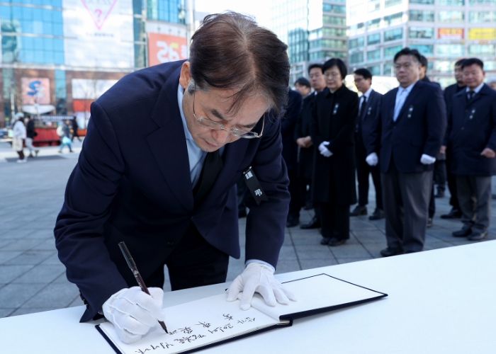 이동환 고양특례시장과 고양시 간부공무원들이 31일 화정역광장 제주항공 여객기 참사 합동분향소에서 조문하고 있다.