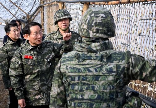 유정복 인천광역시장 1일 강화도 해병대 2사단 5여단을 방문해 접경지역 철책 도보순찰을 하며 안보상황을 점검하고 있다.