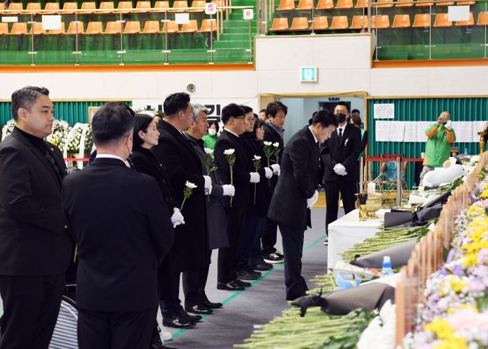헌화 중인 화성특례시의회 배정수 의장