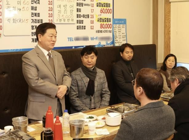 박승원 광명시장(왼쪽 첫 번째)이 3일 하안동 단독필지 상인회를 찾아 소상공인들과 간담회를 갖고 있다.