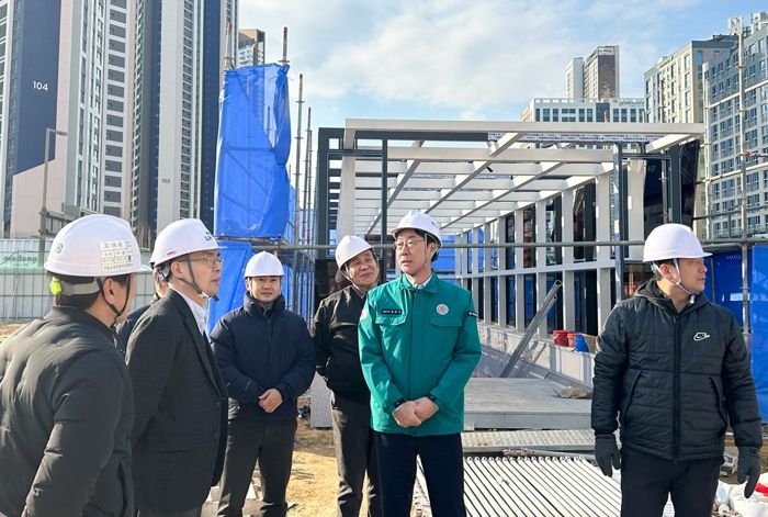 정명근 화성특례시장, 여울공원 주차장 방문해 준공 전 현장점검... “특례시민에게 최고의 공간 조성으로 보답할 것”