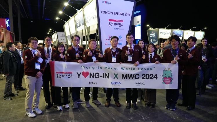 이상일 용인특례시장이 지난해 2월 27일 스페인 바르셀로나에서 열린 'MWC 2024'를 방문해 박람회에 참가한 용인 기업 관계자들을 격려하고 함께 기념사진을 찍고 있다.