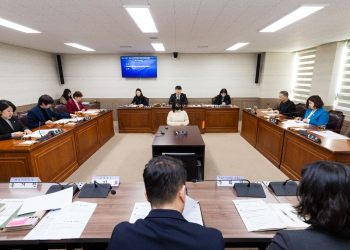 안산시의회가 9일‘제294회 제2차 정례회 폐회 중 의회운영위원회’를 열고 제295회 임시회의 의사일정을 확정했다. 사진은 이날 폐회 중 의회운영위원회의 모습.