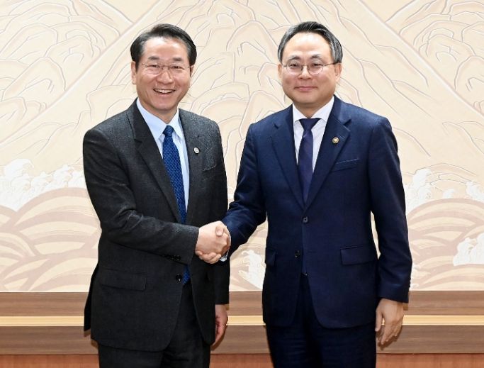 유정복 인천광역시장이 10일 시청 접견실에서 고기동 행정안전부 장관 직무대행과 접견을 마친 뒤 기념촬영을 하고 있다.