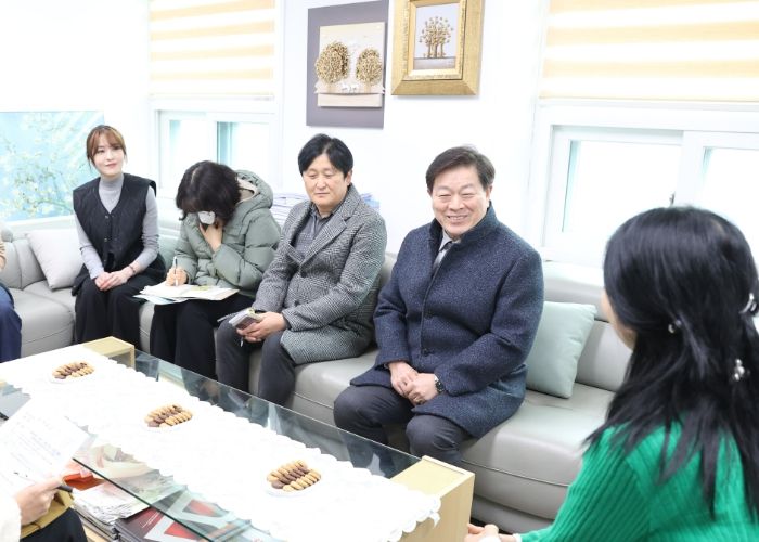 박승원 광명시장이 13일 ‘제49회 생생소통현장’의 일환으로 한부모가족시설 '아우름'을 방문해 관계자들의 의견을 청취하고 있다.