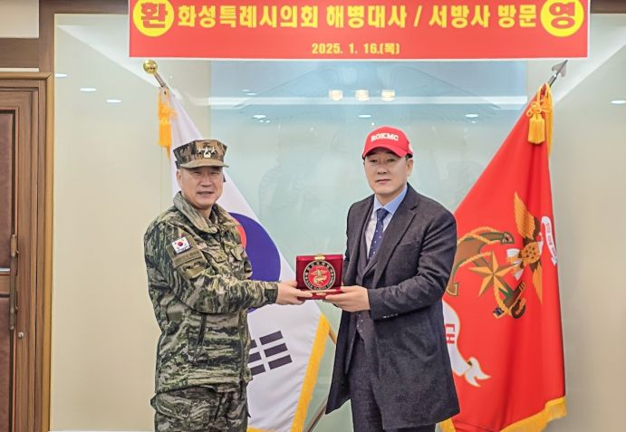 화성특례시의회 배정수 의장(오른쪽)