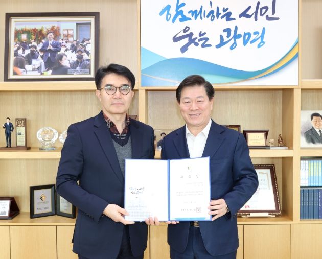 박승원 광명시장(사진 오른쪽)이 17일 시장실에서 신임 LH 지역협력관으로 강신정 전문위원(사진 왼쪽)을 위촉했다.