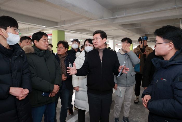 이상일 용인특례시장이 18일 경남아너스빌 디센트 건설 현장에서 누수가 지적된 지하 주차장을 둘러보고 있다