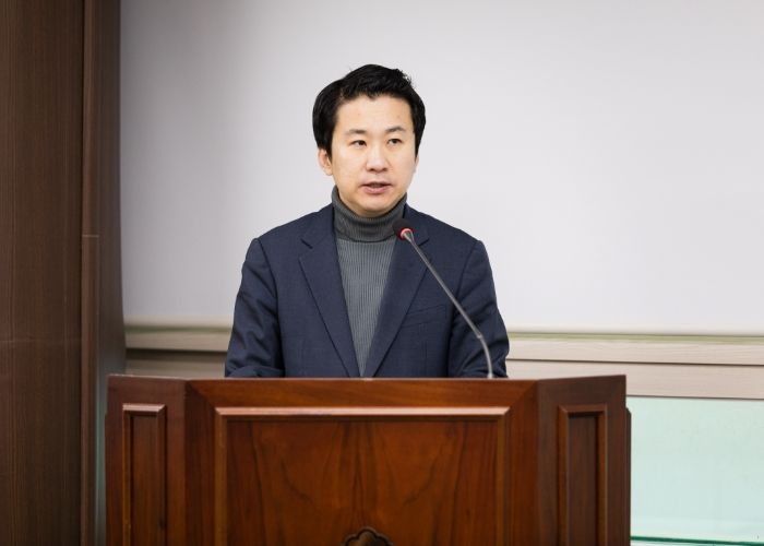 안산시의회 송바우나 의원이 대표 발의한 ‘안산시 일반산업단지 관리에 관한 조례안’이 제295회 임시회 도시환경위원회에서 원안으로 가결됐다. 사진은 송바우나 의원이 1월 17일 도시환경위원회에서 조례안에 대해 제안설명을 하고 있는 모습.