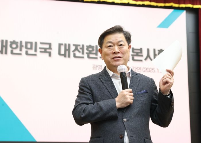 박승원 광명시장이 23일 광명시청 대회의실에서 열린 이목포럼에 참석해 발언하고 있다.