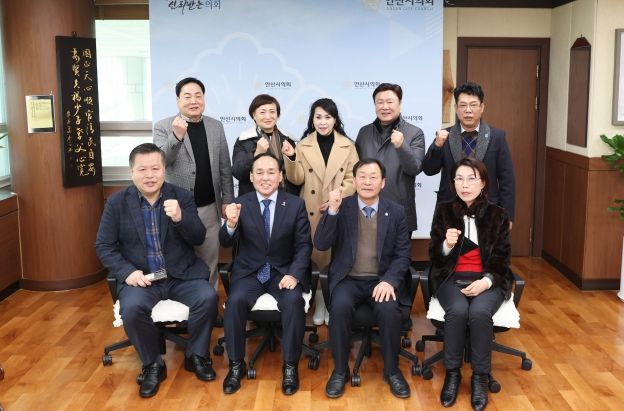 안산시의회 박태순 의장이 10일 의장실에서 안산시소상공인연합회 임원진과 신년간담회를 가졌다. 사진은 간담회를 마치고 기념촬영에 임하고 있는 참석자들의 모습.