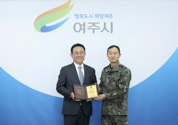 지상작전사령관, 이충우 여주시장에게 감사패 전달