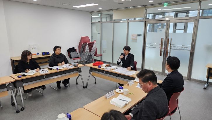 2025년 2월 28일 화성특례시남부종합사회복지관 2층 세미나실에서 열린 간담회에서 송선영 화성시의회 의원과 화성시청 관계자, 5개 종합사회복지관 관장들이 사회적 약자를 위한 대관료 면제 및 감면 활성화 방안에 대해 논의하고 있다.