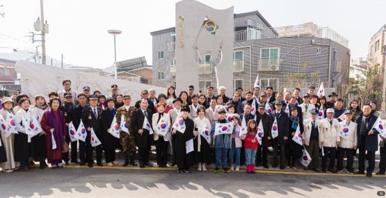 안산시의회 의원들이 1일 상록구 수암동 안산초등학교에서 열린 ‘제106주년 3·1절 기념식’에 참석했다. 이날 만세 행진 후 3·1운동 기념탑 앞에서의 참석자들의 모습.