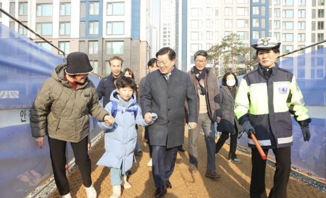 박승원 광명시장이 7일 아침 등교 시간대 광명초등학교와 광명동초등학교 통학로를 방문해 새롭게 개설한 임시 통학로로 등교하는 학생과 걷고 있다.
