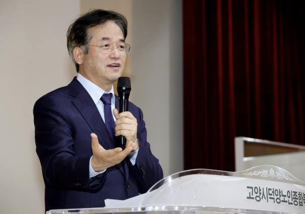 덕양노인대학 제33기 신입생 입학식에서 인사말 중인 이동환 고양특례시장