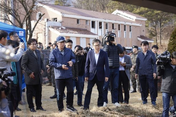 13일 오후 김동연 경기도지사가 포천 노곡리 오폭사고 현장 수습상황 점검을 하고 있다.