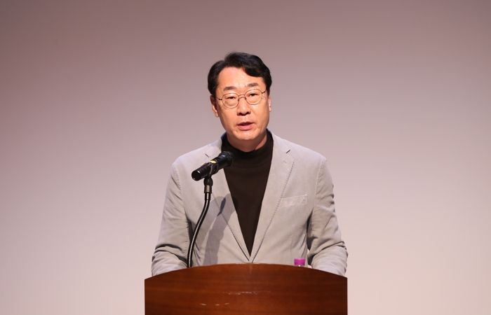 정명근 화성특례시장이 15일 장학관 입사식에 참석해 기념사를 말하고 있다